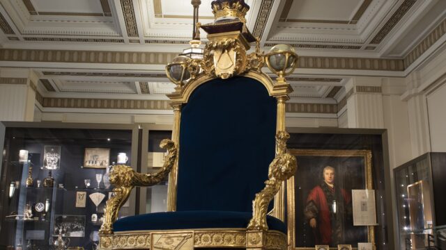 Grand-Masters-throne-Three-centuries-of-English-freemasonry-North-Gallery-2020-©Museum-of-Freemasonry-London-min