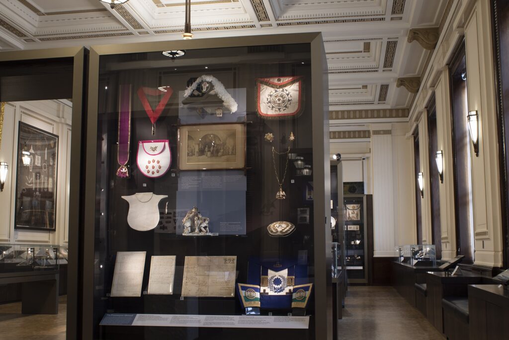 The-freemason-abroad-Three-centuries-of-English-freemasonry-North-Gallery-2020-©Museum-of-Freemasonry-London-min